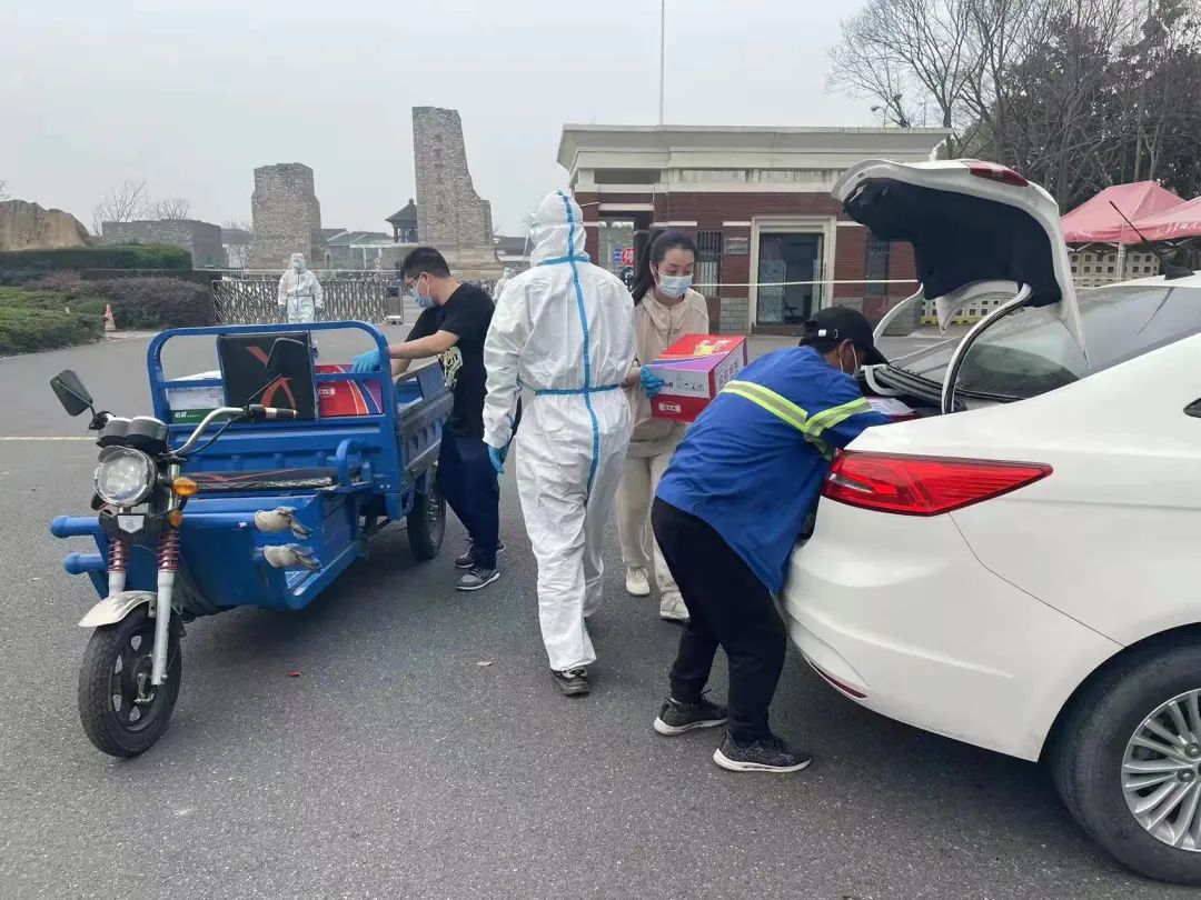 校长成为“食堂打包实习员工”,全校教师冲在战疫一线:“他们是师长,也是战友”休闲区蓝鸢梦想 - Www.slyday.coM 校长成为“食堂打包实习员工”,全校教师冲在战疫一线:“他们是师长,也是战友”休闲区蓝鸢梦想 - Www.slyday.coM