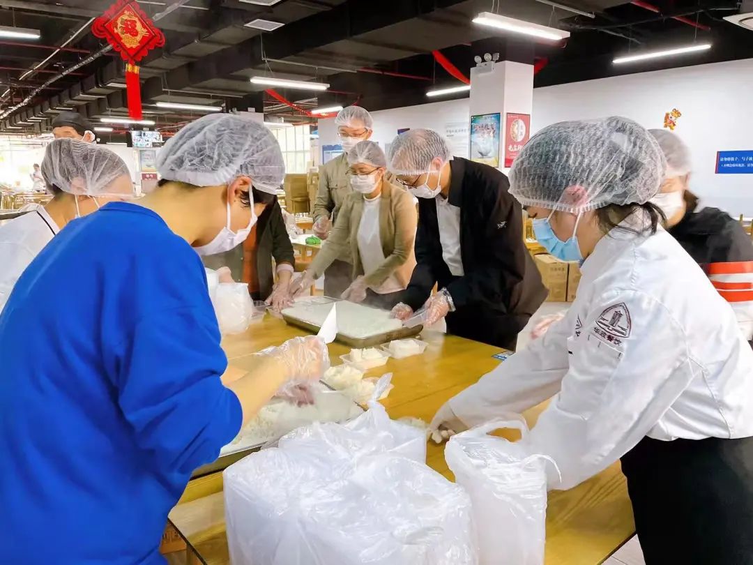 校长成为“食堂打包实习员工”,全校教师冲在战疫一线:“他们是师长,也是战友”休闲区蓝鸢梦想 - Www.slyday.coM 校长成为“食堂打包实习员工”,全校教师冲在战疫一线:“他们是师长,也是战友”休闲区蓝鸢梦想 - Www.slyday.coM