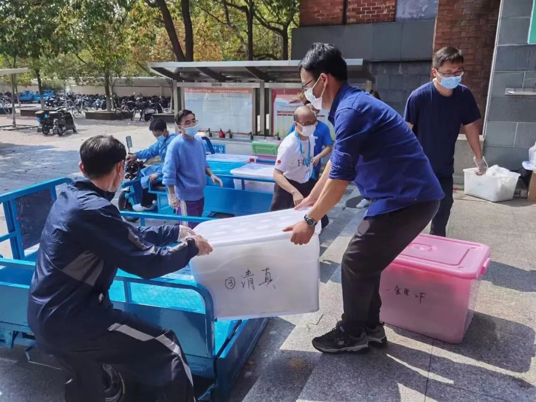 校长成为“食堂打包实习员工”,全校教师冲在战疫一线:“他们是师长,也是战友”休闲区蓝鸢梦想 - Www.slyday.coM 校长成为“食堂打包实习员工”,全校教师冲在战疫一线:“他们是师长,也是战友”休闲区蓝鸢梦想 - Www.slyday.coM