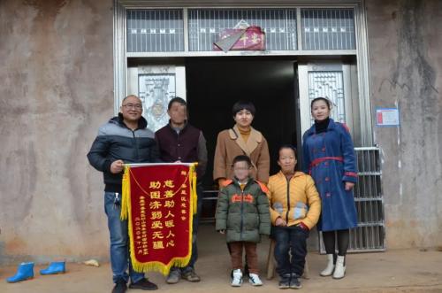 娄底“板凳妈妈”临时公交站背后的暖心故事:公益救助步履不停,娄底爱尔眼科助贫困小患者“点亮未来”休闲区蓝鸢梦想 - Www.slyday.coM 娄底“板凳妈妈”临时公交站背后的暖心故事:公益救助步履不停,娄底爱尔眼科助贫困小患者“点亮未来”休闲区蓝鸢梦想 - Www.slyday.coM