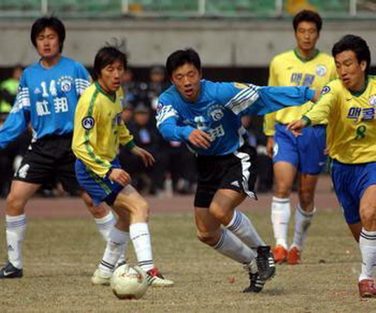 大连足球史上今天：2003年亚冠某球员梅开二度！实德3-1逆转城南