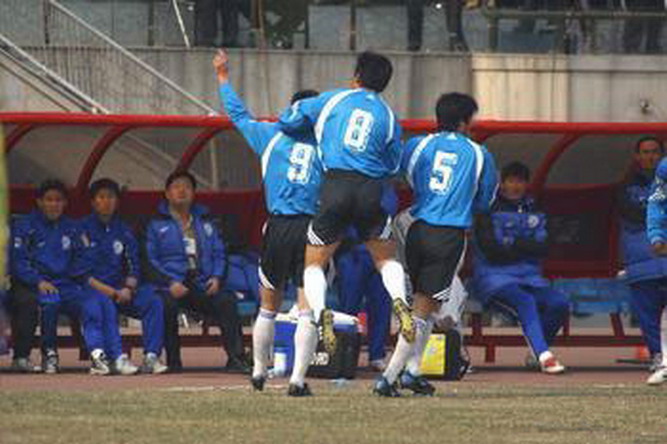 大连足球史上今天：2003年亚冠某球员梅开二度！实德3-1逆转城南