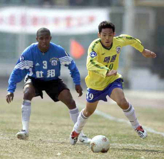 大连足球史上今天：2003年亚冠某球员梅开二度！实德3-1逆转城南