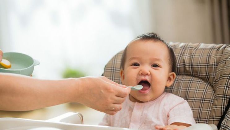 妈妈注意，添加辅食时要避开这4个做法，当心影响宝宝发育