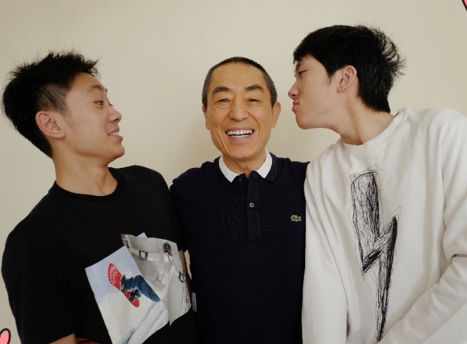 人到老年满身肌肉，66岁张丰毅、67岁吕良伟都是“男星之光”