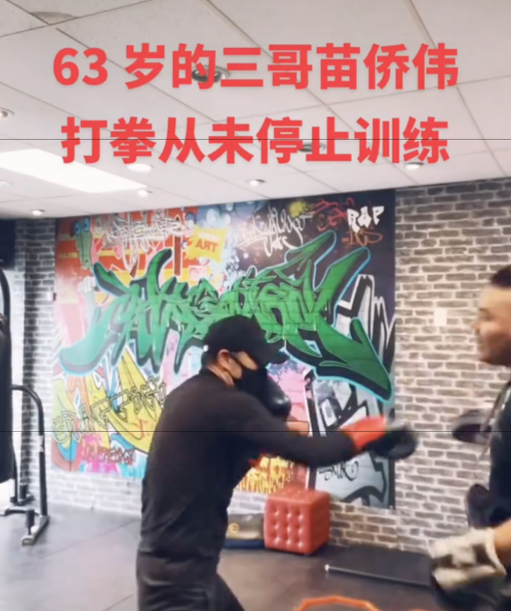 人到老年满身肌肉，66岁张丰毅、67岁吕良伟都是“男星之光”