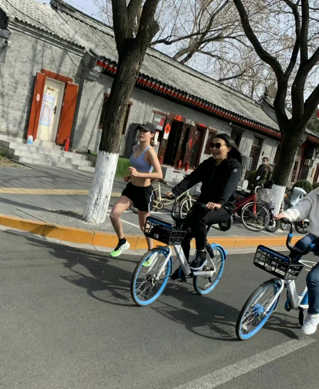 网友偶遇谷爱凌在街头跑步，妈妈骑着单车跟着她 又白又美，脸巨小，身材也好……