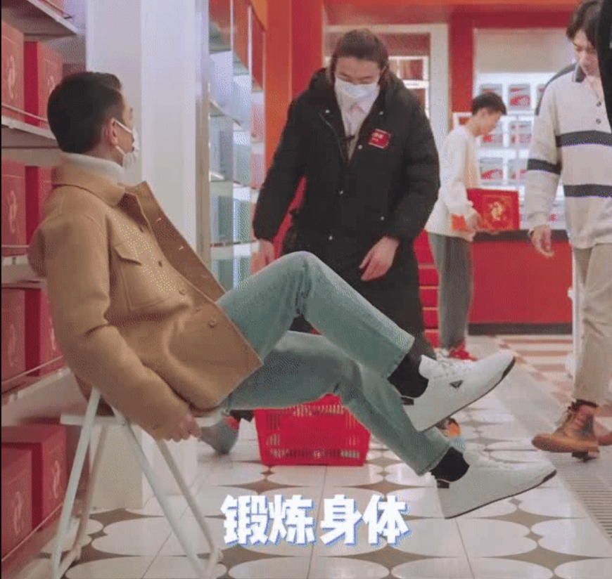 人到老年满身肌肉，66岁张丰毅、67岁吕良伟都是“男星之光”