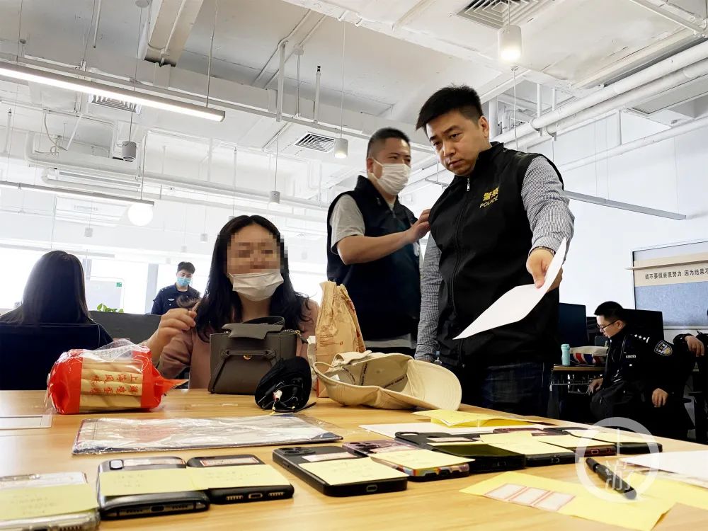 ▲警方在涉案公司查获大量作案使用的通讯设备。图片来源/上海警方