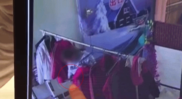 游客将手机遗落在景区,员工一听查监控慌了,接下来的操作让人……休闲区蓝鸢梦想 - Www.slyday.coM 游客将手机遗落在景区,员工一听查监控慌了,接下来的操作让人……休闲区蓝鸢梦想 - Www.slyday.coM