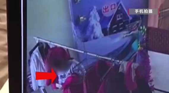 游客将手机遗落在景区,员工一听查监控慌了,接下来的操作让人……休闲区蓝鸢梦想 - Www.slyday.coM 游客将手机遗落在景区,员工一听查监控慌了,接下来的操作让人……休闲区蓝鸢梦想 - Www.slyday.coM