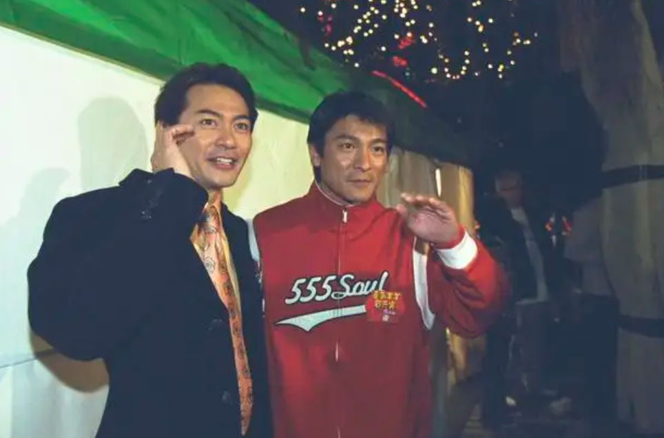 “TVB御用皇帝”：婚内出轨、跟富婆暧昧，为了捞金脸面丢尽