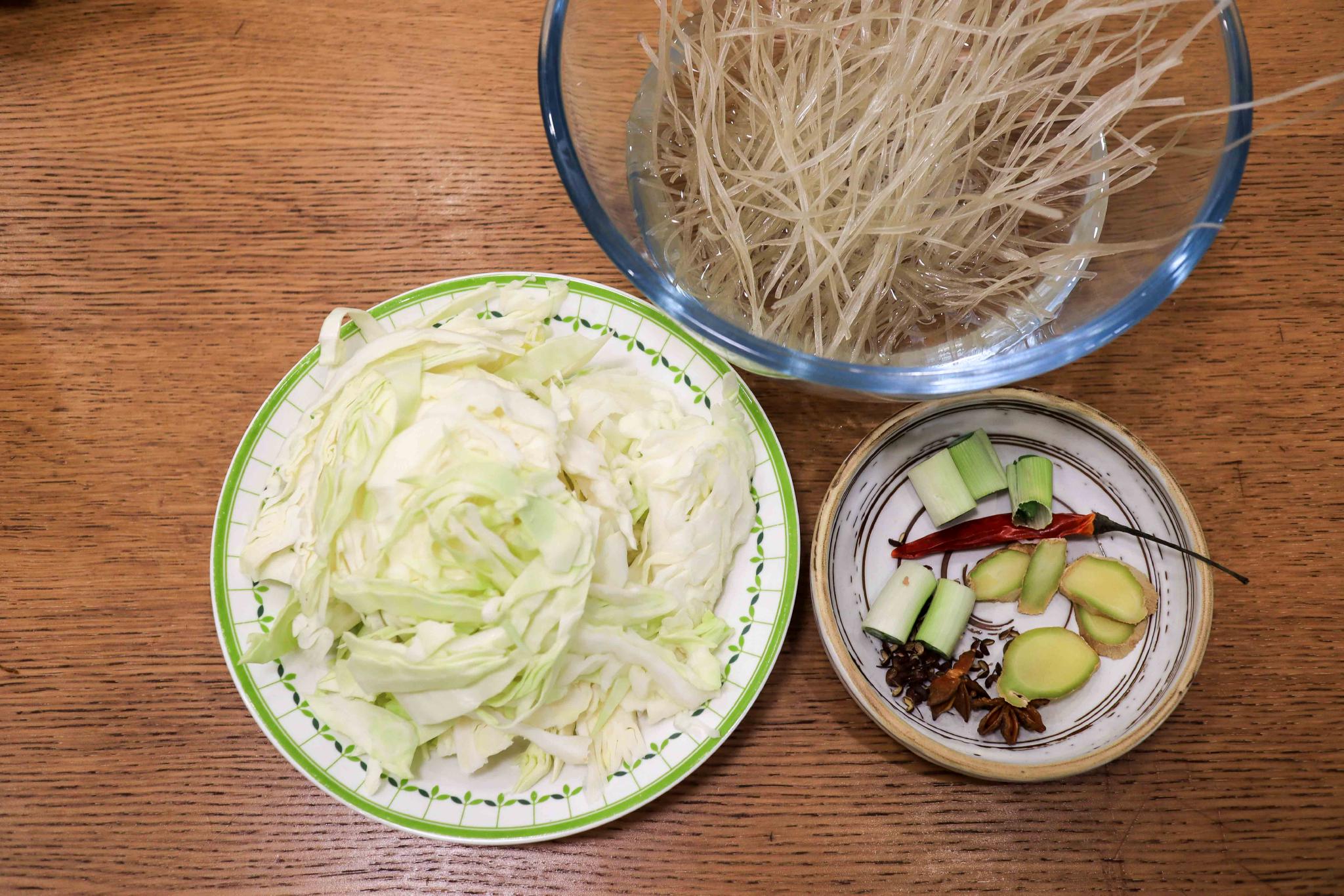 五花肉炖粉条，吃了几十年的家常菜，从来没腻过，3人干掉一大锅