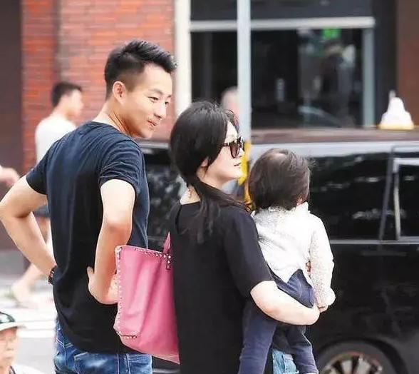 汪小菲母亲回应“孩子抚养权”、“是否随大S去<a href=
