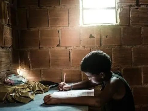 穷人家孩子为何更娇惯 社会残酷性原因解析