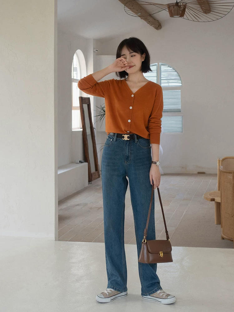 春天建议中年女性多备“针织衫”，搭配半身裙、裤子，显高又显瘦