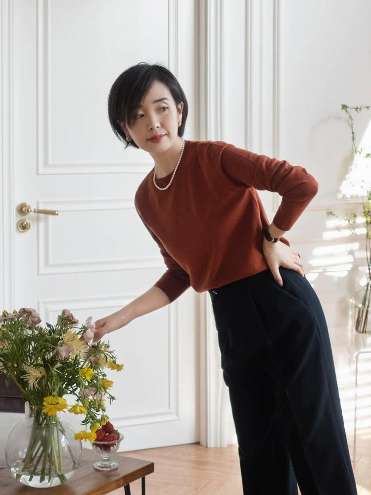 春天建议中年女性多备“针织衫”，搭配半身裙、裤子，显高又显瘦