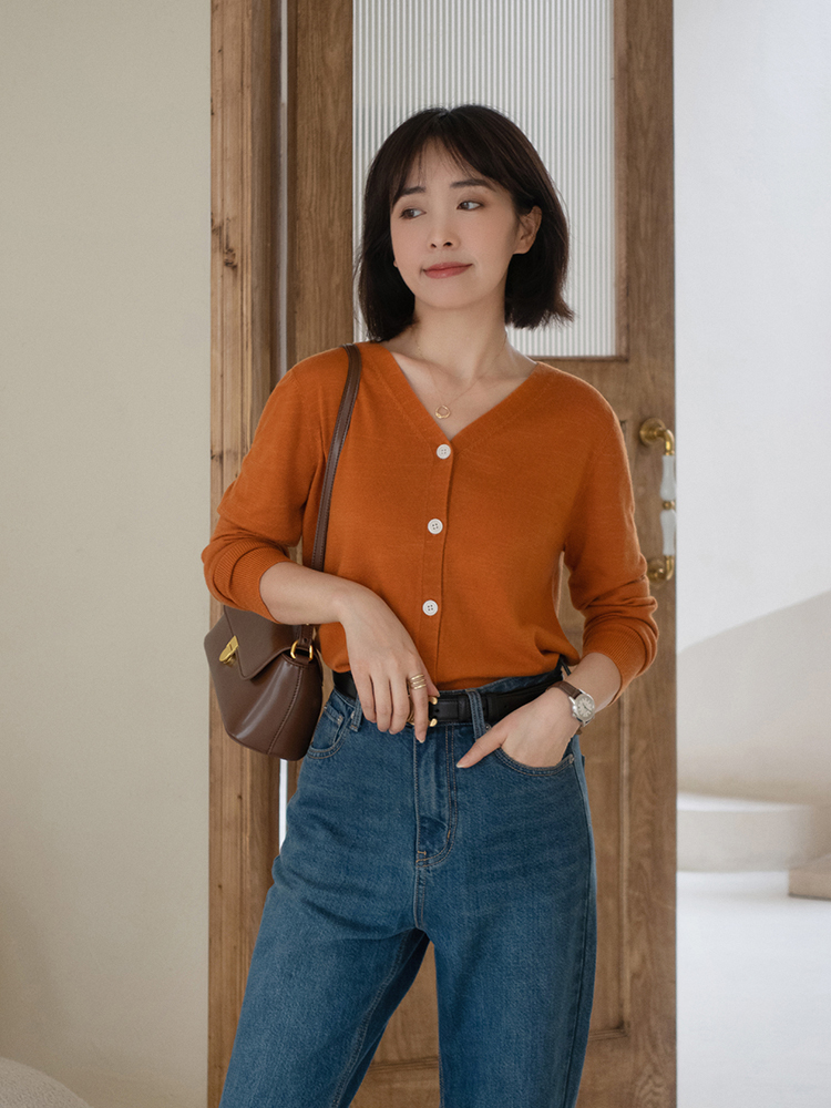 春天建议中年女性多备“针织衫”，搭配半身裙、裤子，显高又显瘦