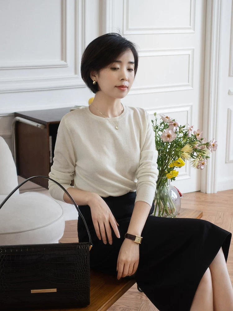 春天建议中年女性多备“针织衫”，搭配半身裙、裤子，显高又显瘦