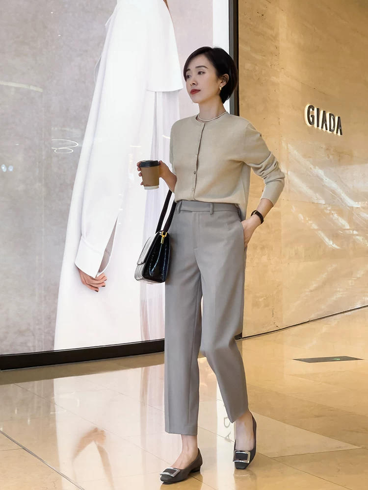 春天建议中年女性多备“针织衫”，搭配半身裙、裤子，显高又显瘦