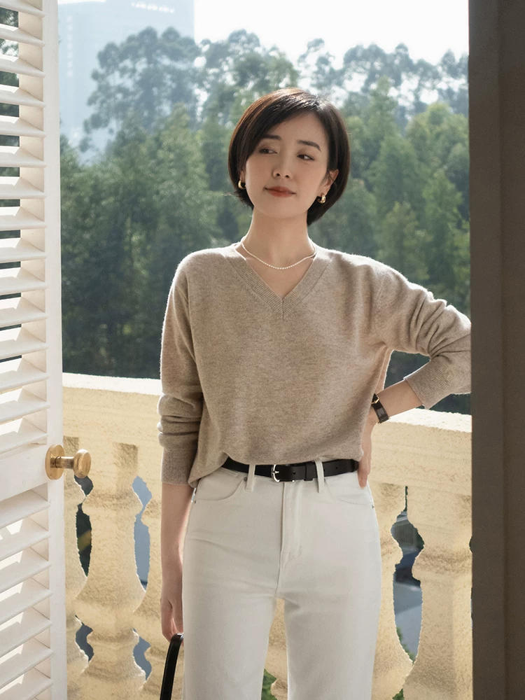 春天建议中年女性多备“针织衫”，搭配半身裙、裤子，显高又显瘦