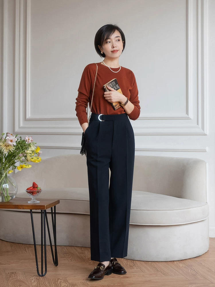 春天建议中年女性多备“针织衫”，搭配半身裙、裤子，显高又显瘦