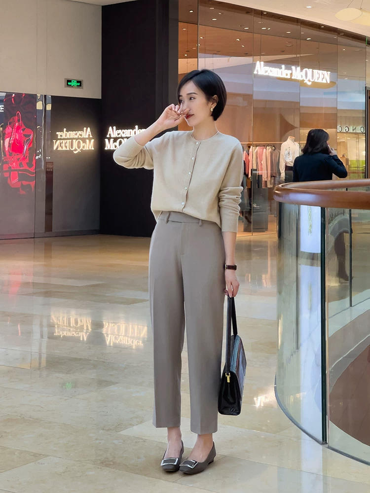 春天建议中年女性多备“针织衫”，搭配半身裙、裤子，显高又显瘦