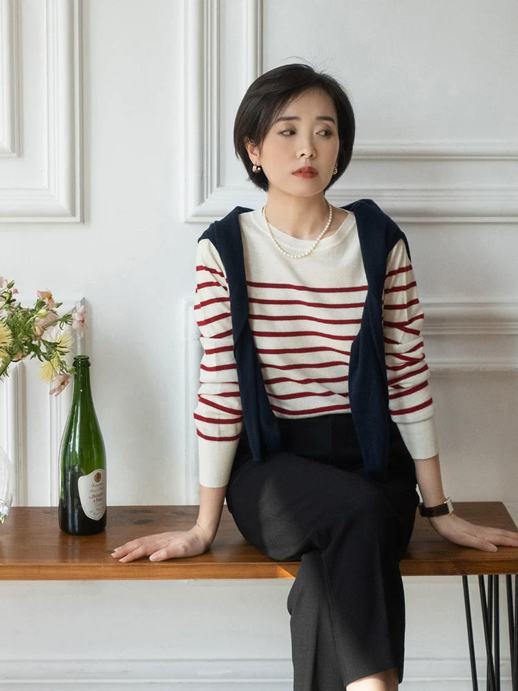 春天建议中年女性多备“针织衫”，搭配半身裙、裤子，显高又显瘦