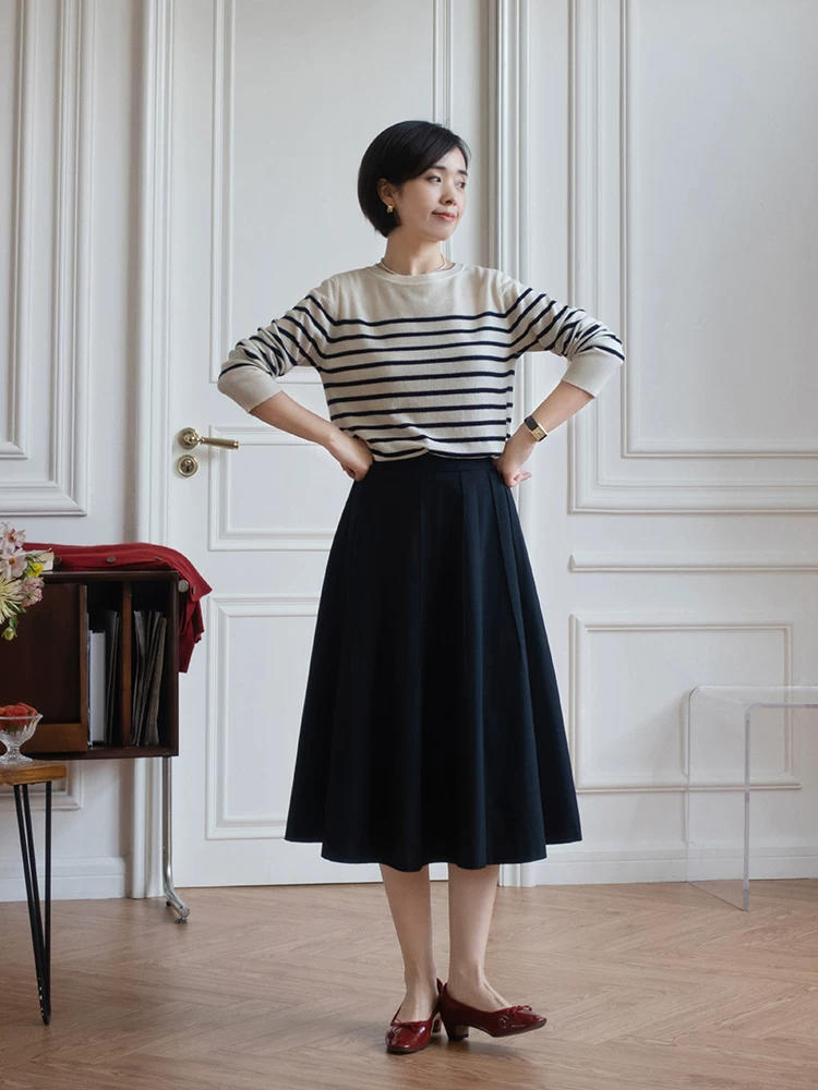 春天建议中年女性多备“针织衫”，搭配半身裙、裤子，显高又显瘦