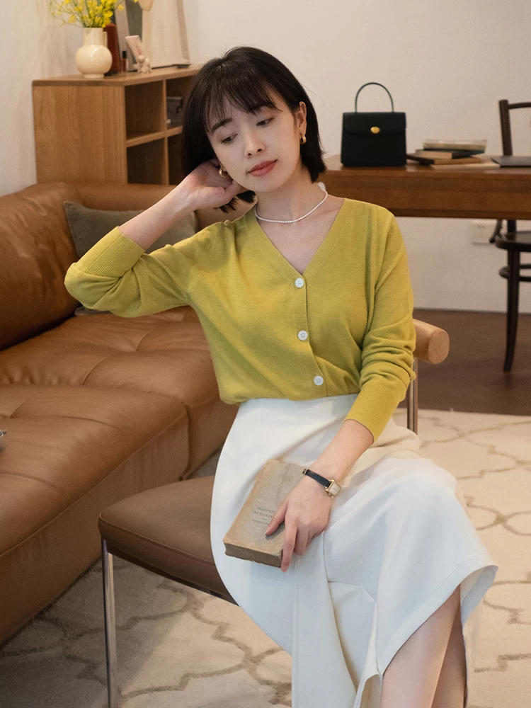 春天建议中年女性多备“针织衫”，搭配半身裙、裤子，显高又显瘦