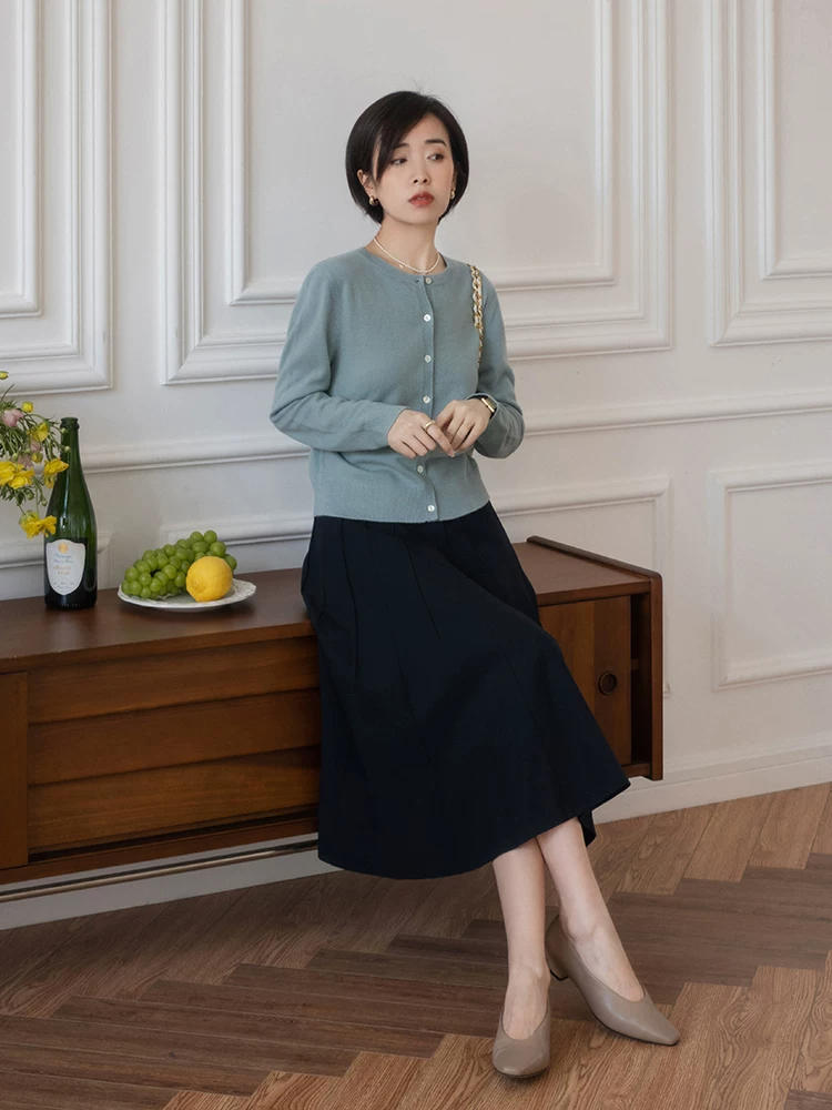 春天建议中年女性多备“针织衫”，搭配半身裙、裤子，显高又显瘦