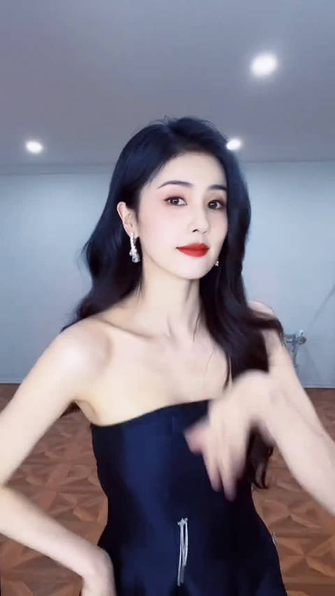 白鹿更新抖舞，美女的锁骨好绝～|白鹿_新浪新闻
