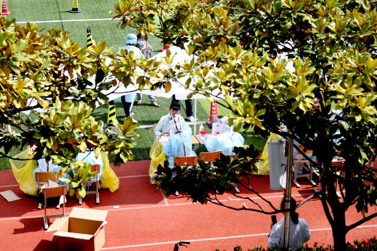 上海最大半开放式社区启动闭环管理 公安民警与防疫工作者并肩筑牢防线休闲区蓝鸢梦想 - Www.slyday.coM 上海最大半开放式社区启动闭环管理 公安民警与防疫工作者并肩筑牢防线休闲区蓝鸢梦想 - Www.slyday.coM