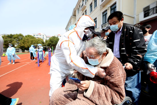 上海最大半开放式社区启动闭环管理 公安民警与防疫工作者并肩筑牢防线休闲区蓝鸢梦想 - Www.slyday.coM 上海最大半开放式社区启动闭环管理 公安民警与防疫工作者并肩筑牢防线休闲区蓝鸢梦想 - Www.slyday.coM