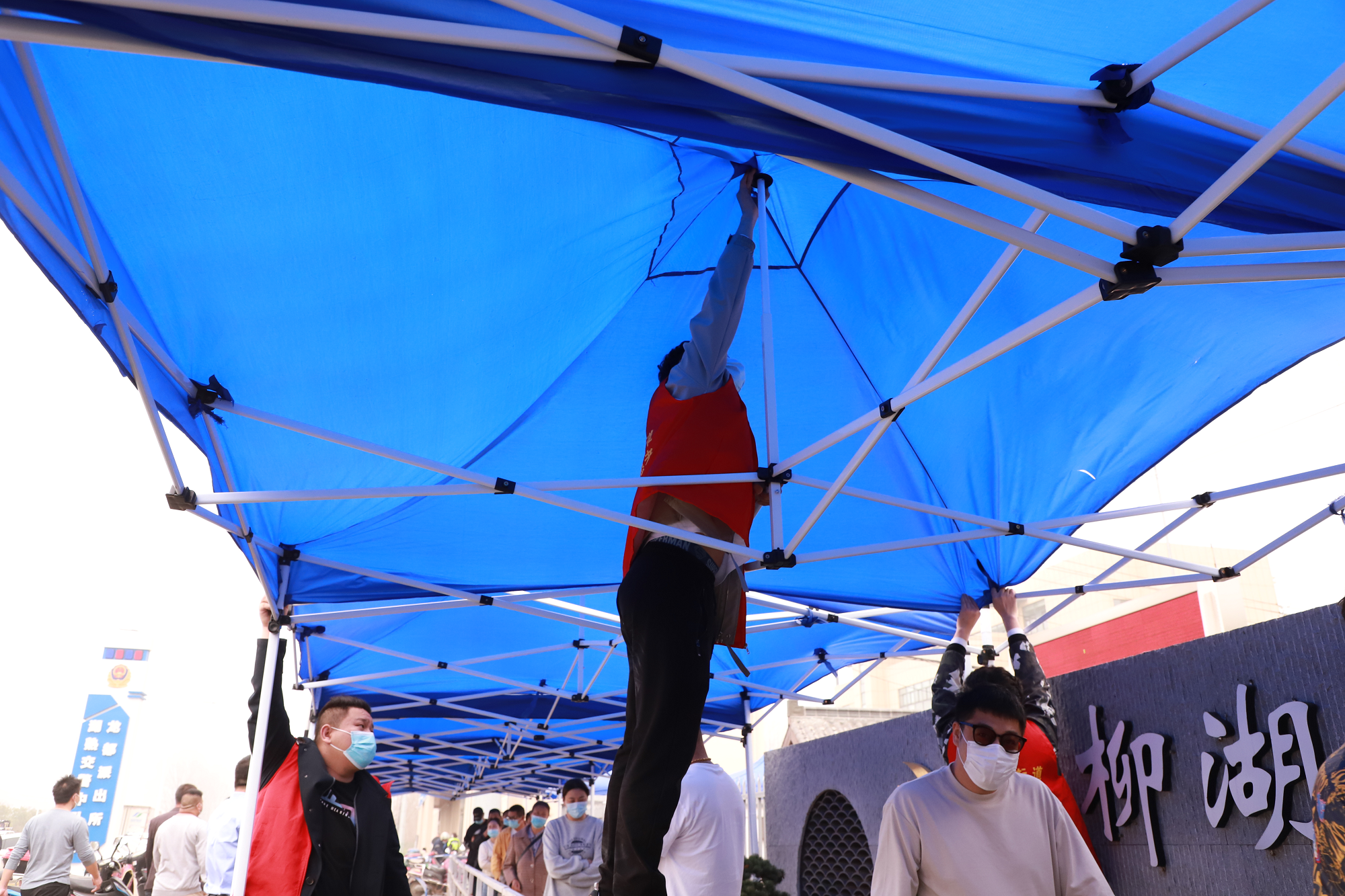 江宁湖熟杨柳湖社区:大风吹翻防疫帐篷 志愿者以身体护民平安休闲区蓝鸢梦想 - Www.slyday.coM 江宁湖熟杨柳湖社区:大风吹翻防疫帐篷 志愿者以身体护民平安休闲区蓝鸢梦想 - Www.slyday.coM