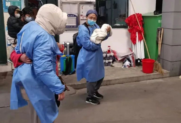 “我们的宝宝是在大家的关爱中出生的!”封控小区里传出喜讯休闲区蓝鸢梦想 - Www.slyday.coM “我们的宝宝是在大家的关爱中出生的!”封控小区里传出喜讯休闲区蓝鸢梦想 - Www.slyday.coM