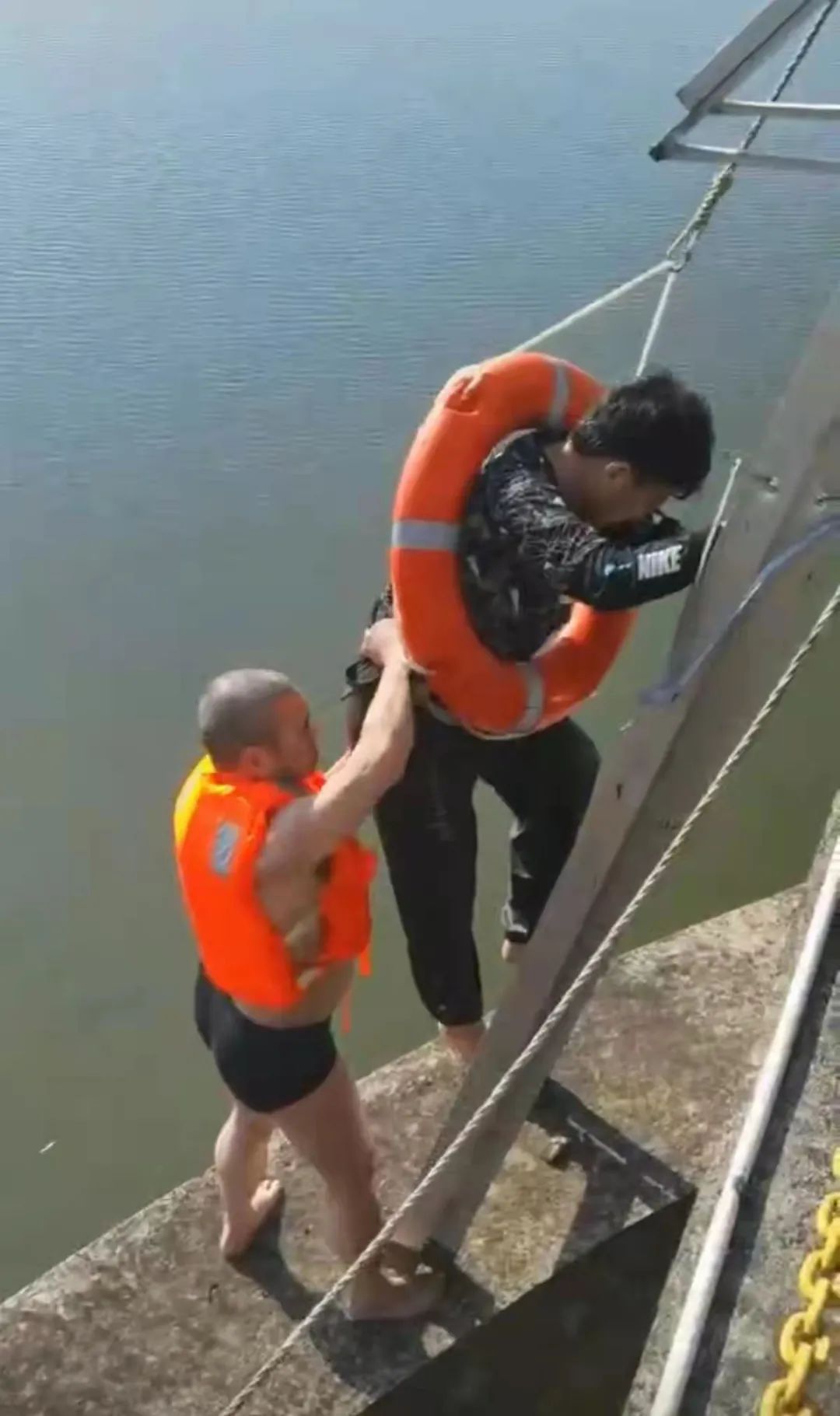 一男子失足坠河 休班民警路过机智救助休闲区蓝鸢梦想 - Www.slyday.coM 一男子失足坠河 休班民警路过机智救助休闲区蓝鸢梦想 - Www.slyday.coM