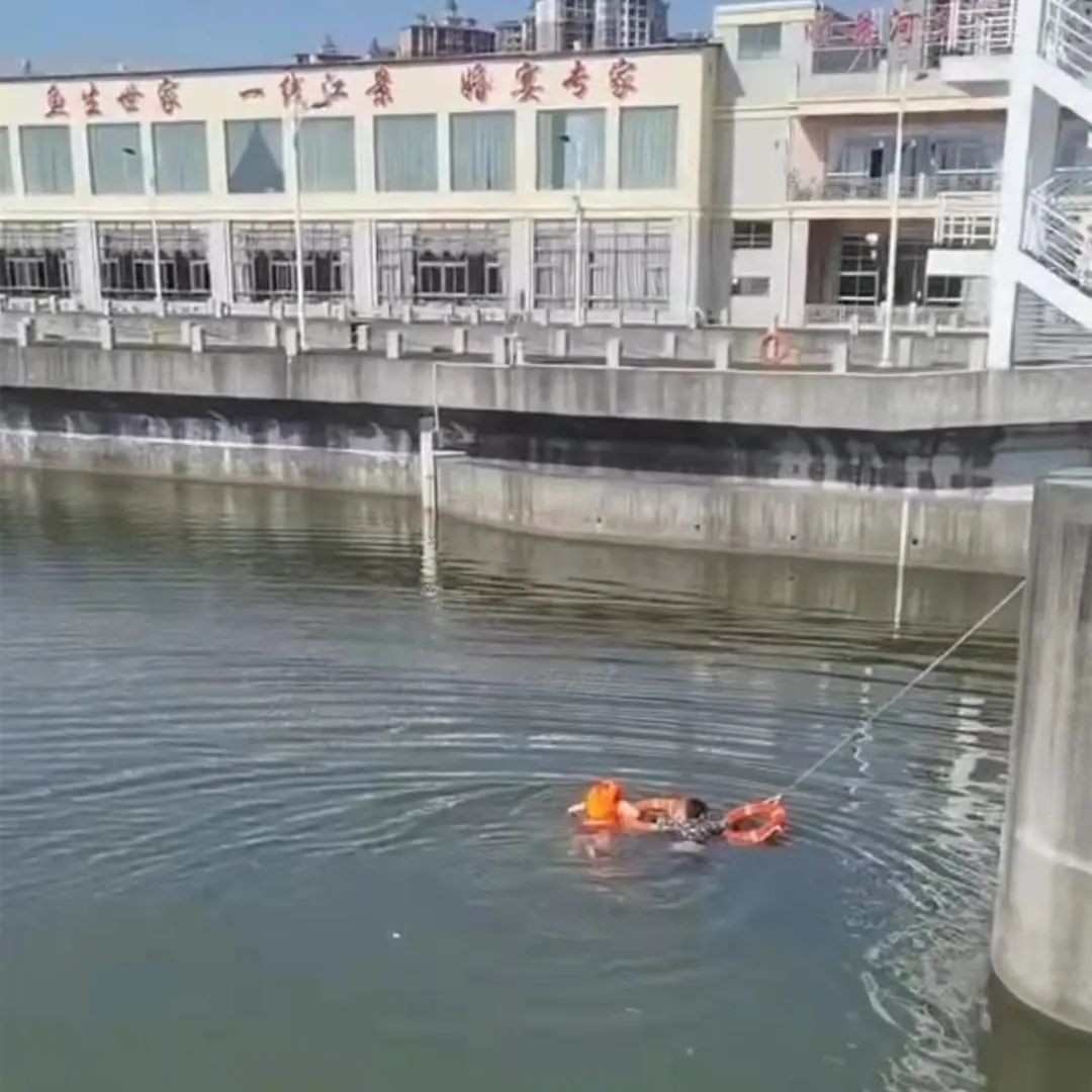 一男子失足坠河 休班民警路过机智救助休闲区蓝鸢梦想 - Www.slyday.coM 一男子失足坠河 休班民警路过机智救助休闲区蓝鸢梦想 - Www.slyday.coM