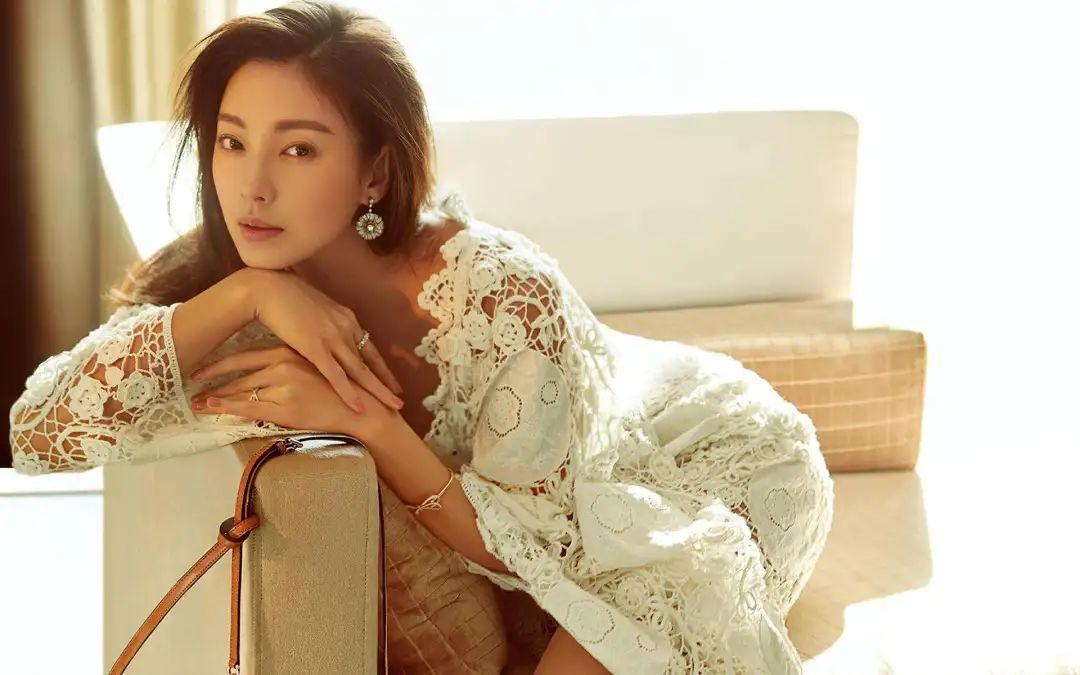 [转载]5位拿命变美的女星，因塑身衣皮肤溃烂、吃药物长瘤，是疯了吗？