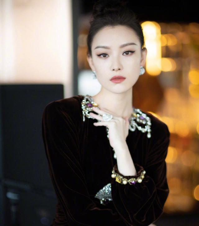 倪妮能够把不够立体的五官变成她的优势,保留浓烈的风情感,皮肤雪白