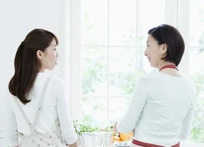 男生晒女友与老妈“一模一样”对比照，男孩的娶妻标准都是妈妈？