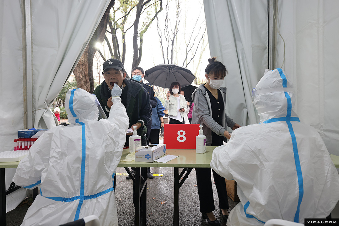 上海对重点区域采取网格化核酸筛查市民雨中有序核酸检测