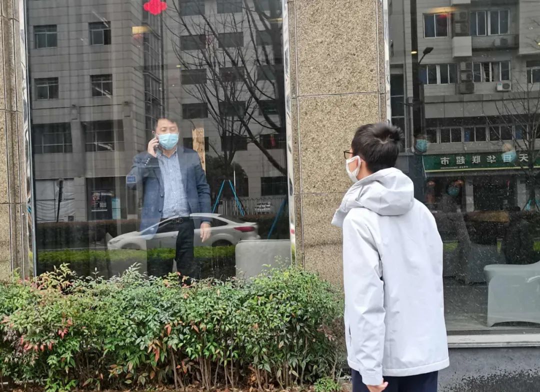 隔着玻璃窗,一家三口在生日当天终于“同框”了!更感动的是......休闲区蓝鸢梦想 - Www.slyday.coM 隔着玻璃窗,一家三口在生日当天终于“同框”了!更感动的是......休闲区蓝鸢梦想 - Www.slyday.coM