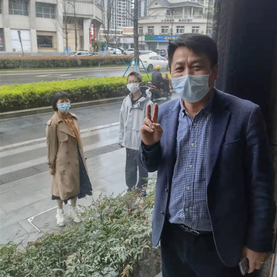 隔着玻璃窗,一家三口在生日当天终于“同框”了!更感动的是......休闲区蓝鸢梦想 - Www.slyday.coM 隔着玻璃窗,一家三口在生日当天终于“同框”了!更感动的是......休闲区蓝鸢梦想 - Www.slyday.coM