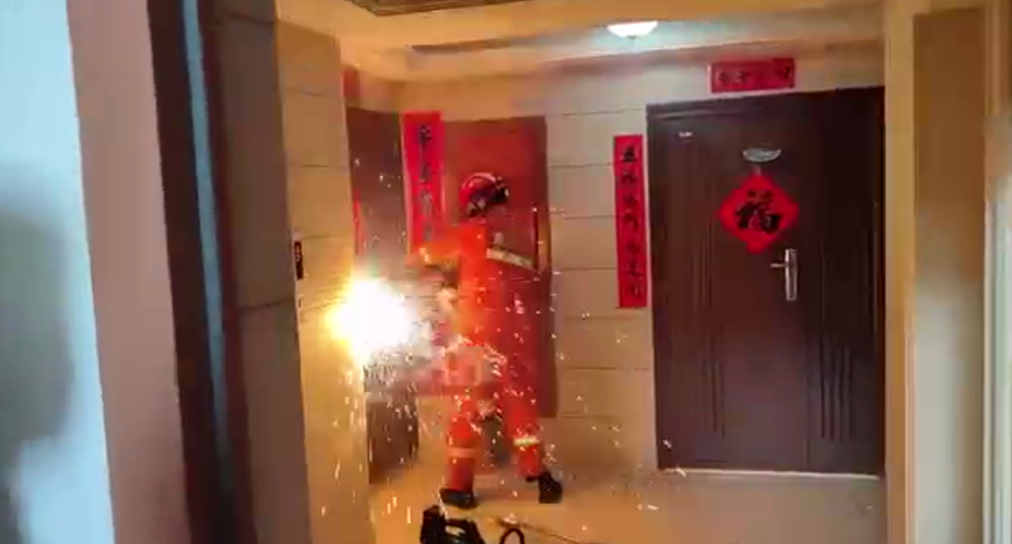 4岁男童悬挂5楼阳台外!幸好……休闲区蓝鸢梦想 - Www.slyday.coM 4岁男童悬挂5楼阳台外!幸好……休闲区蓝鸢梦想 - Www.slyday.coM