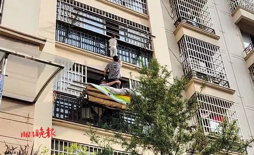 4岁男童悬挂5楼阳台外!幸好……休闲区蓝鸢梦想 - Www.slyday.coM 4岁男童悬挂5楼阳台外!幸好……休闲区蓝鸢梦想 - Www.slyday.coM