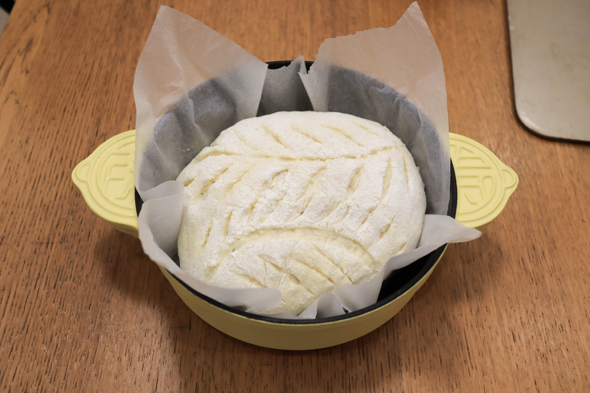 这面包外脆内软，无需揉面，低温冷藏发酵，外形口感跟欧包有一拼