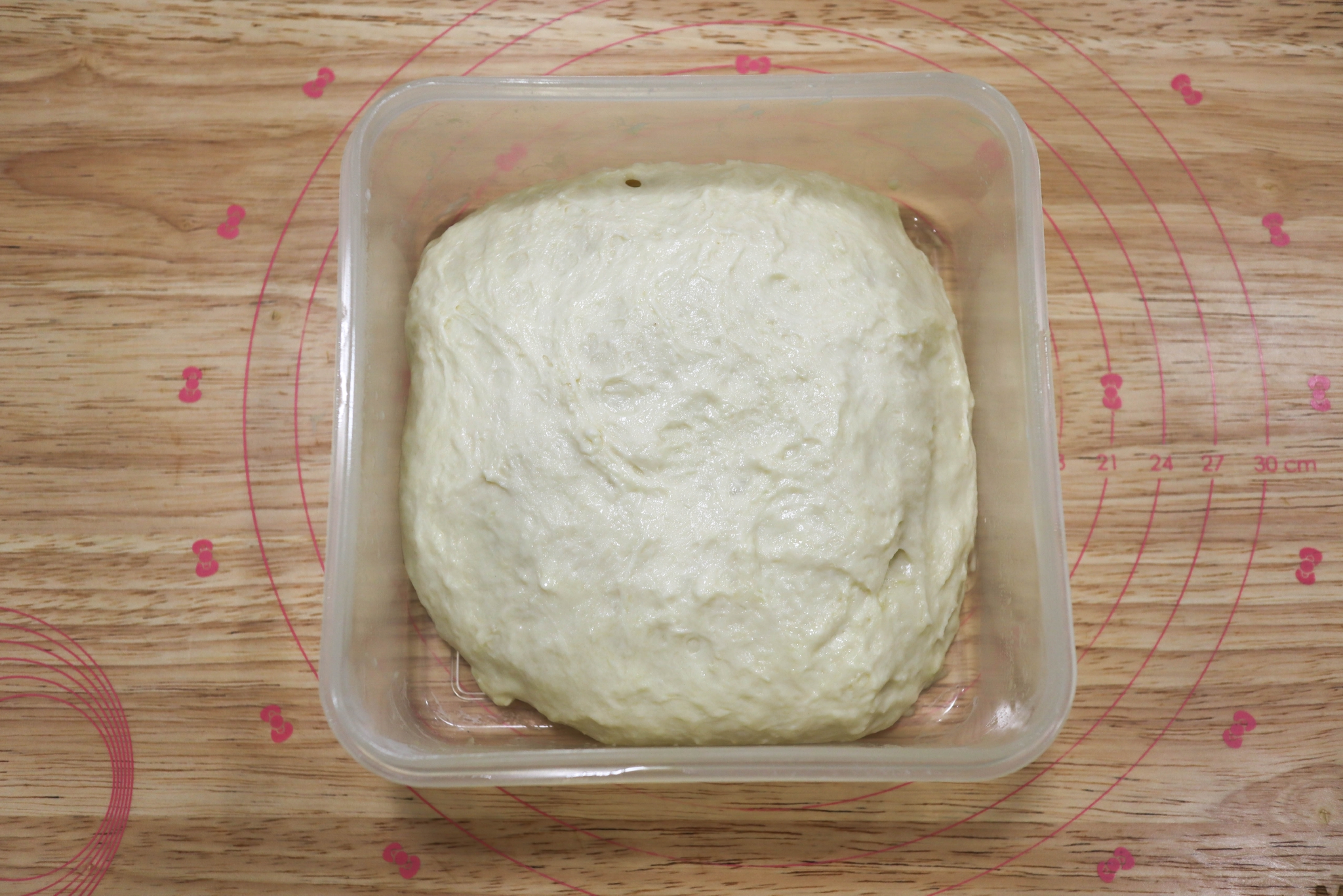 这面包外脆内软，无需揉面，低温冷藏发酵，外形口感跟欧包有一拼