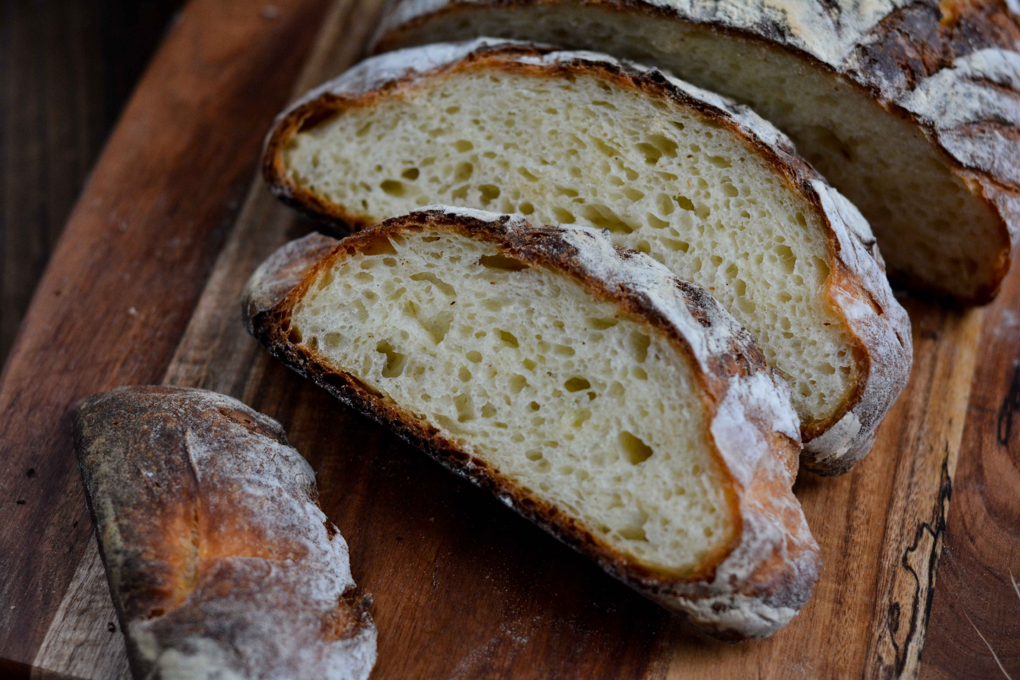 这面包外脆内软，无需揉面，低温冷藏发酵，外形口感跟欧包有一拼