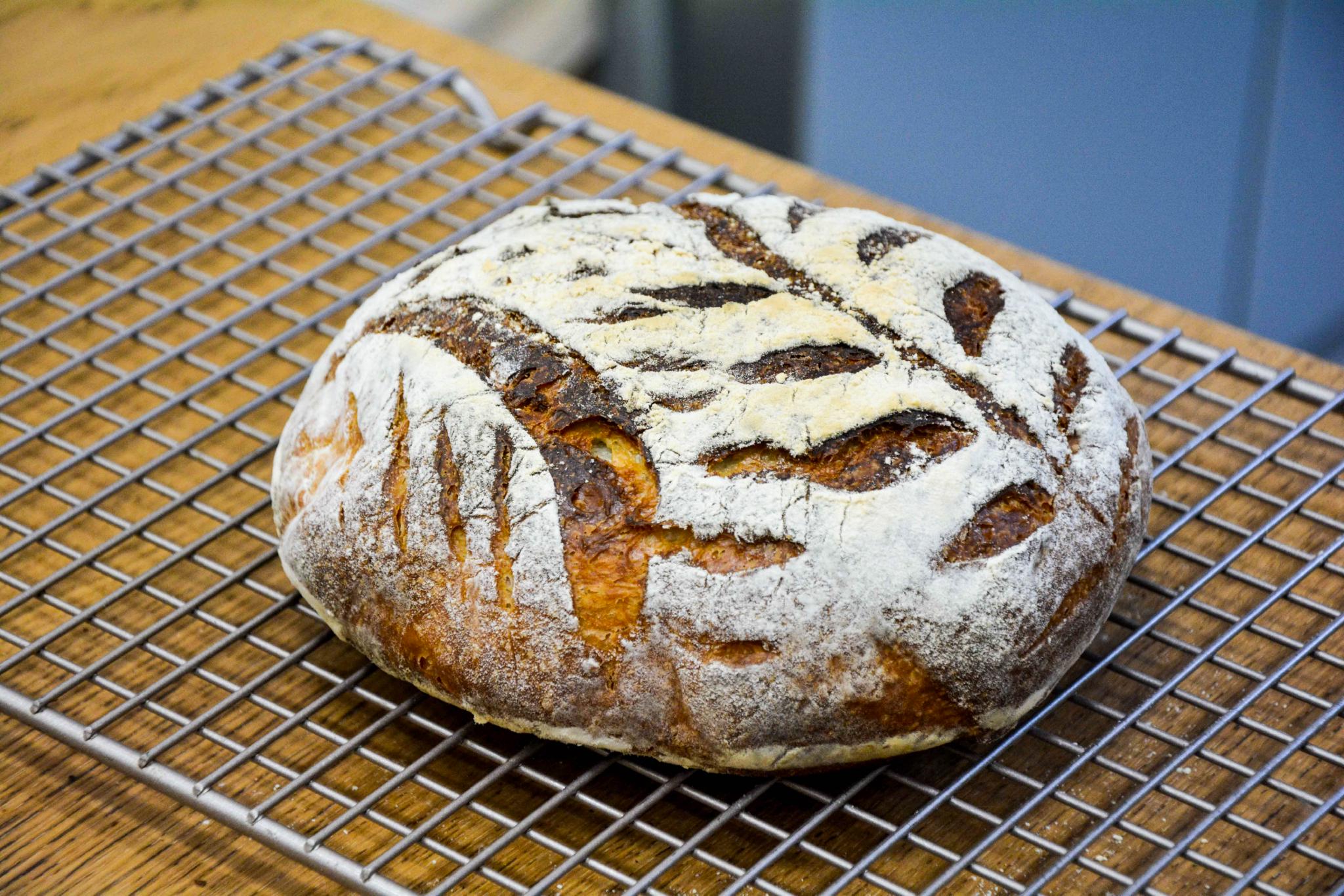 这面包外脆内软，无需揉面，低温冷藏发酵，外形口感跟欧包有一拼